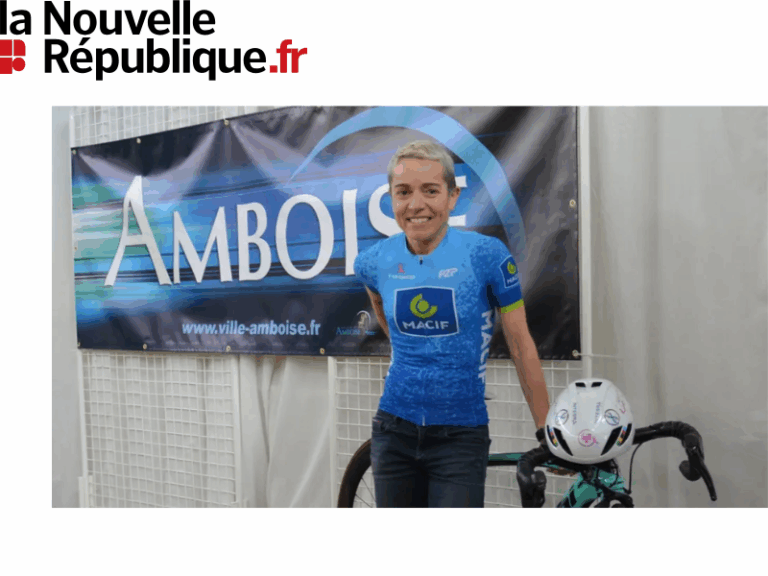 Séverine Guérif en tenue cycliste devant une banderole « Amboise », arrêt presse pendant sa tournée solidaire