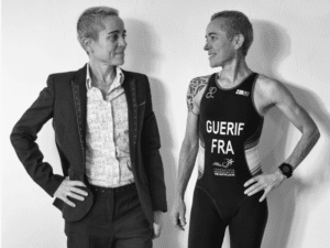 Portrait symbolique en noir et blanc de Séverine Guérif se faisant face, à gauche en tenue de conférencière, à droite en tenue d’Équipe de France de triathlon, représentant ses deux identités.