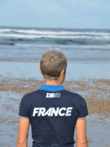 Séverine Guérif de dos, regardant la mer à aviles en 2021, quelques jours avant son premier sacre de championne du monde de duathlon sprint