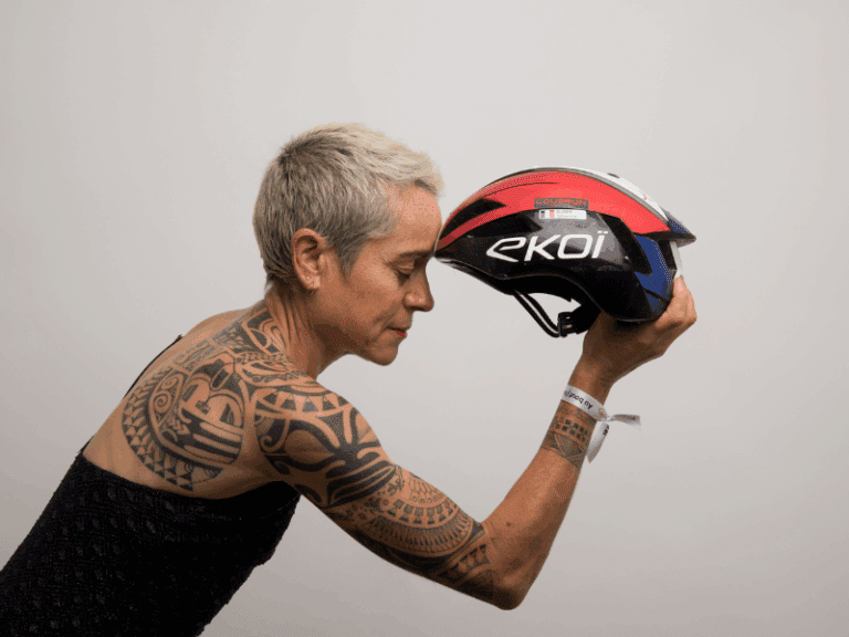 Séverine Guérif tenant son casque de triathlon