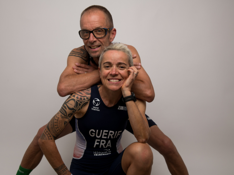Séverine Guérif et Christophe en tenue de l'équipe de France, illustrant leur parcours et leur engagement face à la maladie.