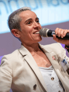 Séverine Guérif lors de son intervention pendant le périple de 200 km pour l’association Stop aux cancers de nos enfants, dans une salle de la Carrière.