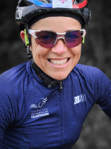 Séverine Guérif en tenue Équipe de France, lors d’un entraînement gravel sur route, concentrée et en pleine action.