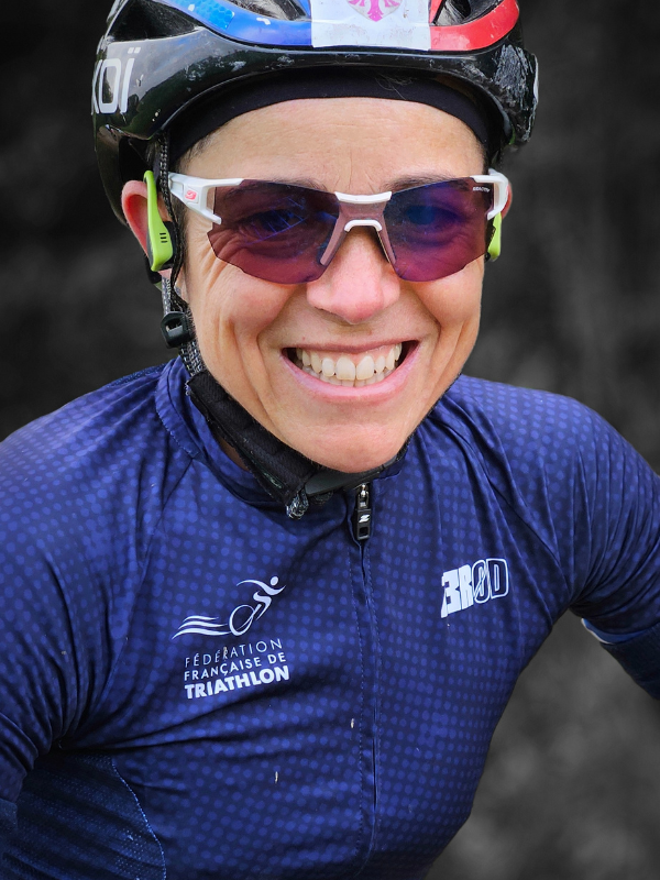 Séverine Guérif en tenue Équipe de France lors d’un entraînement gravel sur route.