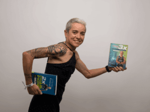 Séverine Guérif posant dans la même posture tenant les deux mêmes livres pour la promotion de son troisième ouvrage.