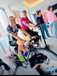Séverine Guérif au Pink Breakfast de l’association Iasso, marraine de l’événement, participant à une session de vélo indoor pour Octobre Rose.