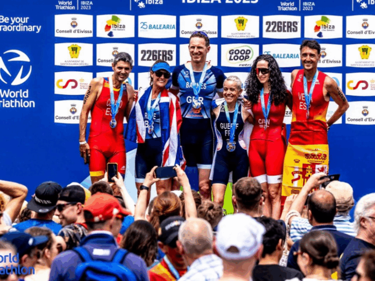 Podium collectif du championnat du monde multisport d’Ibiza 2023, Séverine entourée des médaillés hommes et femmes de sa catégorie d’âge.