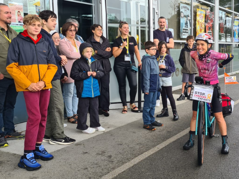 Arrivée à la salle de la Carrière pour la conférence et les animations de sensibilisation Stop Cancers Enfants.