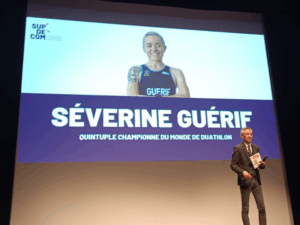 Soirée de gala Sup de Com 2024, Séverine Guérif mise à l’honneur en tant que quintuple championne du monde de duathlon, lors de la cérémonie de remise des diplômes.