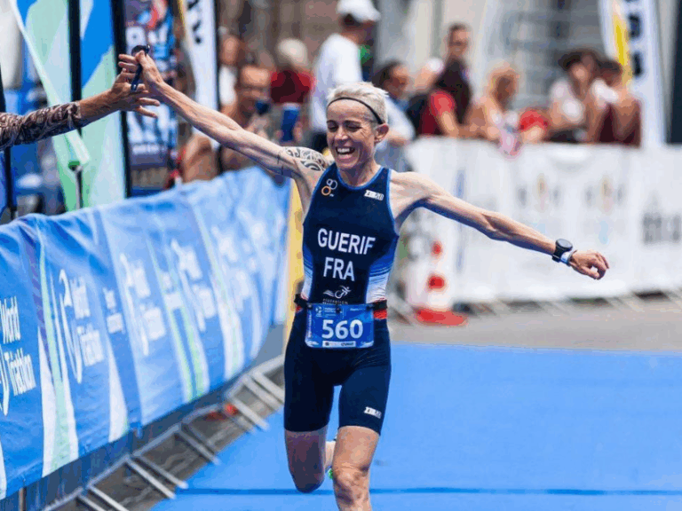 Arrivée victorieuse à Targu Mures (Roumanie), deuxième titre mondial décroché après l’annonce de son cancer.
