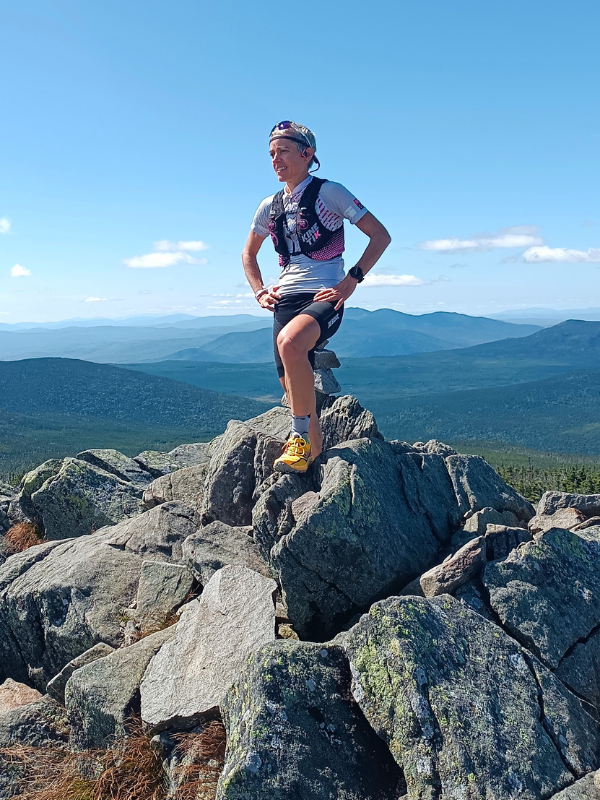 Séverine Guérif au sommet d'une montagne lors d'un trail XTERRA en 2024, symbole de persévérance et d'engagement.
