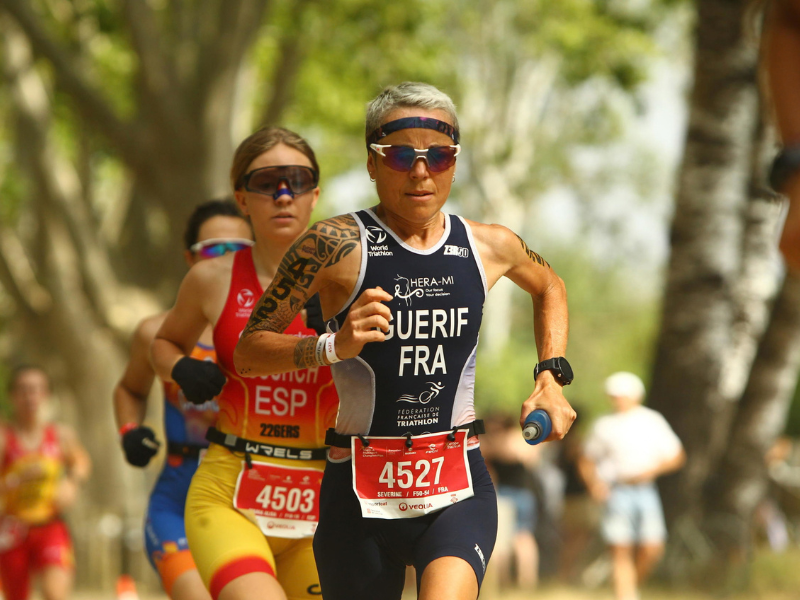 Séverine Guérif court en tenue de l’équipe de France, devant deux concurrentes, au cross duathlon de Banyoles en 2026.