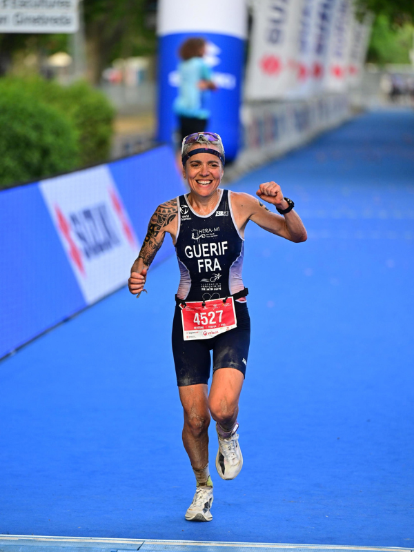 Séverine Guérif sourit, le poing levé, à l’arrivée du cross duathlon européen de Banyoles en 2026.